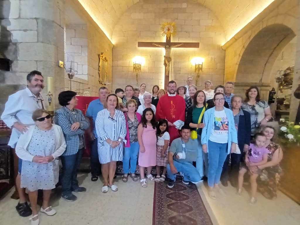 Parroquianos y amigos asistentes a la misa de acción de gracias de D. Sergio, en la iglesia parroquial de San Lourenzo de Salvaterra.