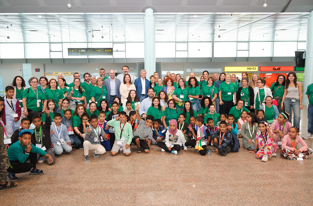 El jefe del Ejecutivo gallego, Alfonso Rueda, da la bienvenida a los niños saharauis que participan en el programa Vacaciones en Paz y saluda a las familias de acogida. Aeropuerto de Peinador, Vigo.