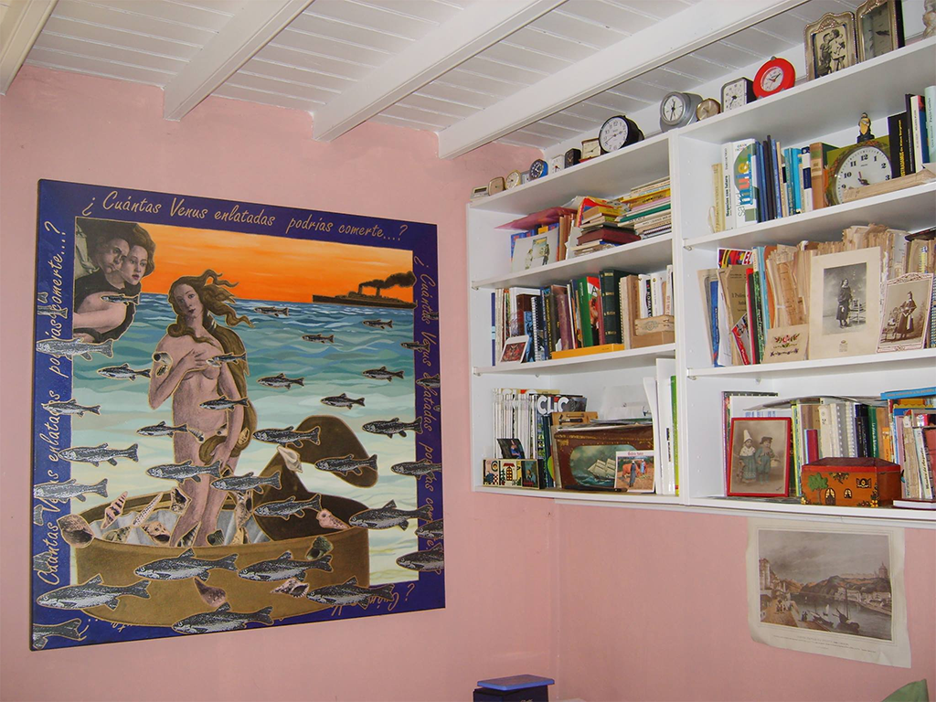 Habitación de Pazo de Lamelas, con obra pictorica firmada por Carmen Quintero de Luna.