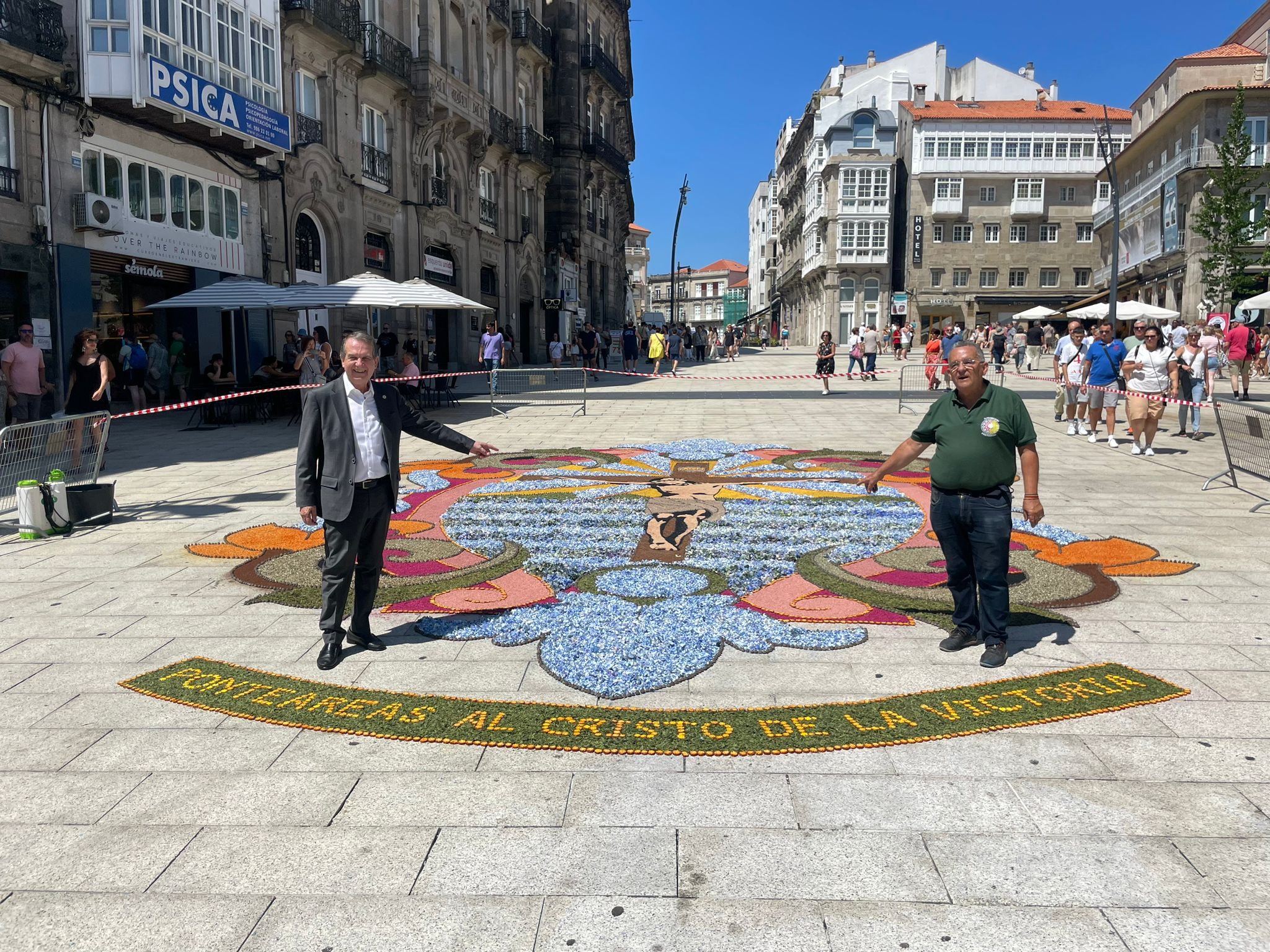 El alcalde de Vigo, Abel Caballero, con Miguel Ángel García Correa, presidente de la Asoc. de Alfombristas Corpus Christi de Ponteareas.