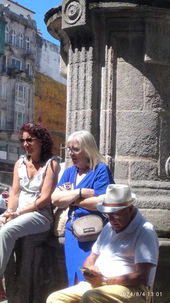 Ana Ortiz, vicepresidenta del Ateneo Cultural de Bembrive, en el centro, atenta al concierto, en la Plaza de la Princesa.