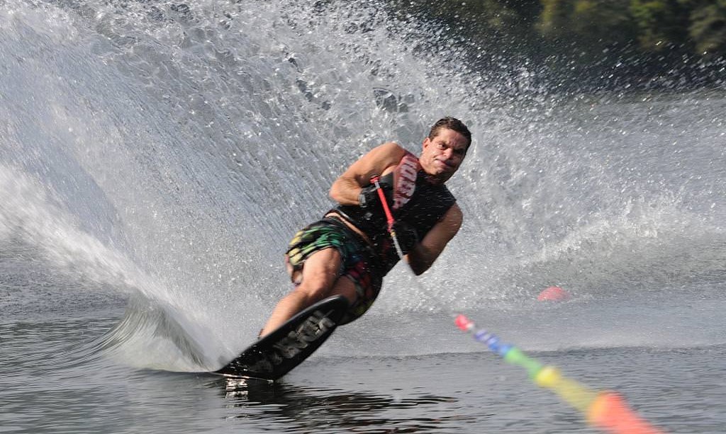 En la imagen el campeón de España de Esquí Náutico-Figuras Alvaro Montes. El Esquí tendrá sus pruebas en la Pista de Cortegada JACOBO PEREIRA.