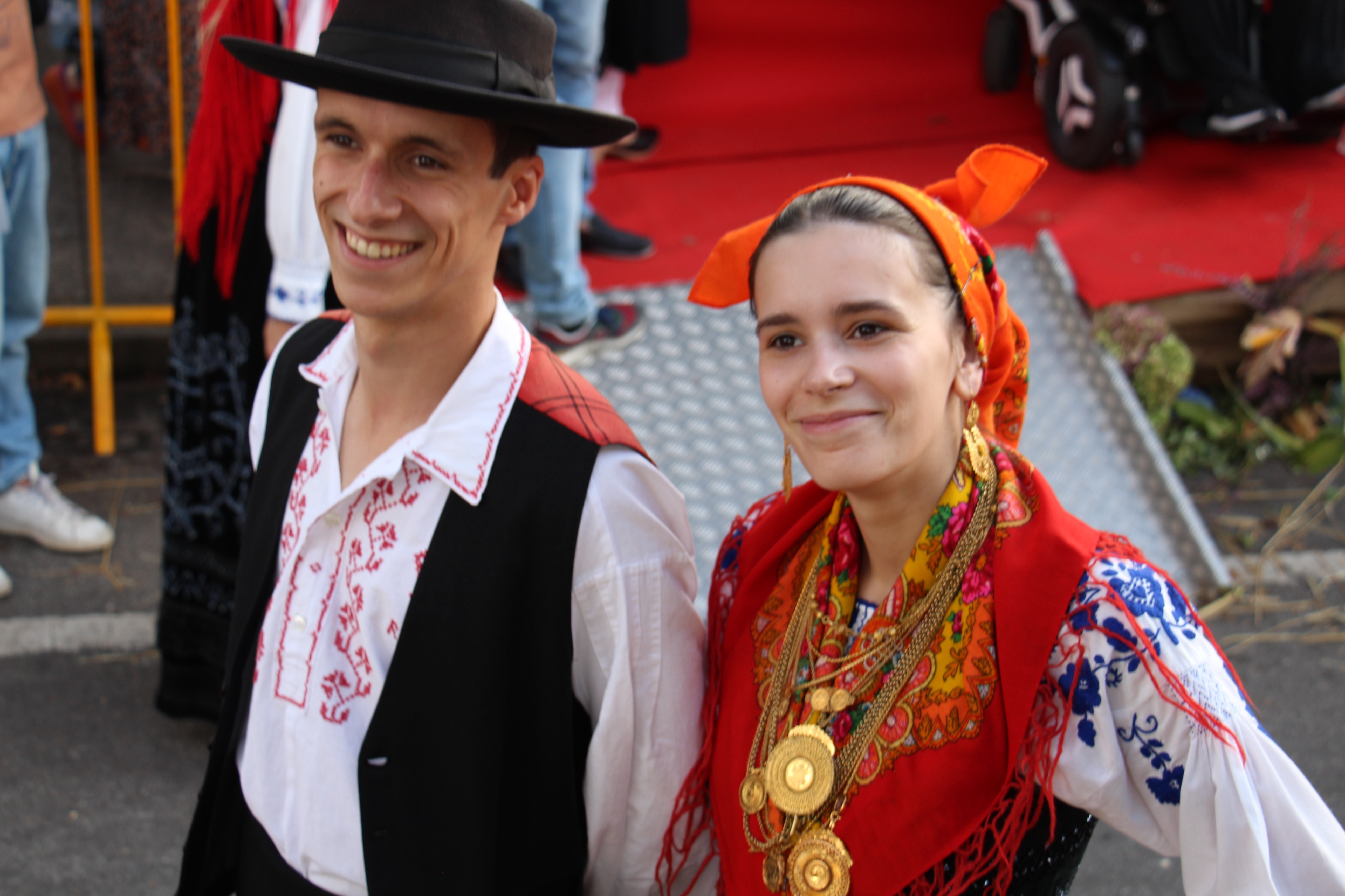 Una pareja con un traje tradicional del Alto Minho.