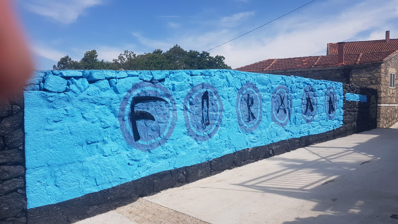 Mural de Xulio Fontes en Forxán, recentemente pintado