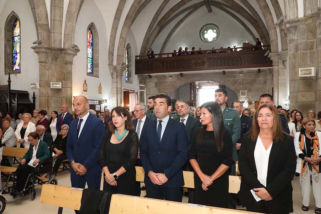 Luis López, presidente de la Diputación, participó en la solemne misa y procesión de las Festas do Cristo da Agonía en O Porriño.
