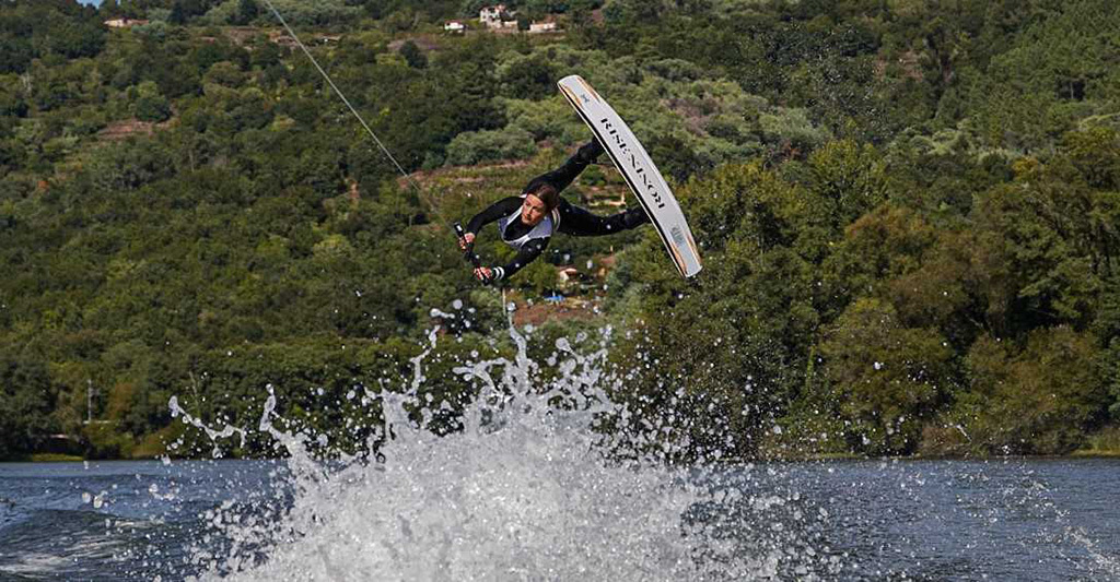 Una de las competidoras femeninas de wakeboard en la Pista de Barra de Miño ALÁN PÉREZ.