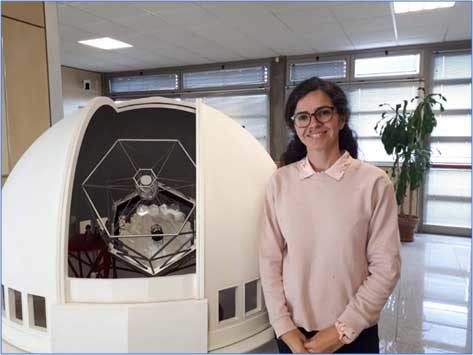 Julia de León Centro posa junto a la maqueta del Gran Telescopio Canarias en el Centro de Astrofísica de La Palma (CALP).