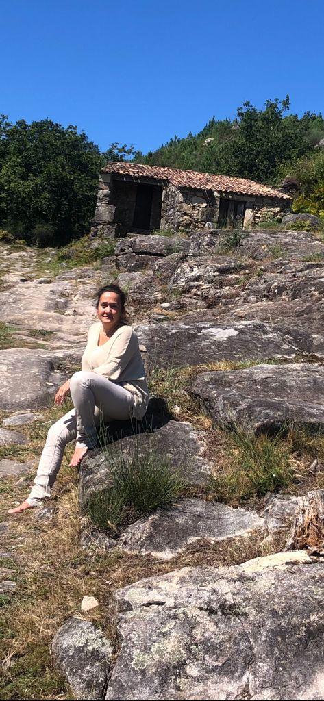 La  artista en los Molinos de O Folón- O Picón