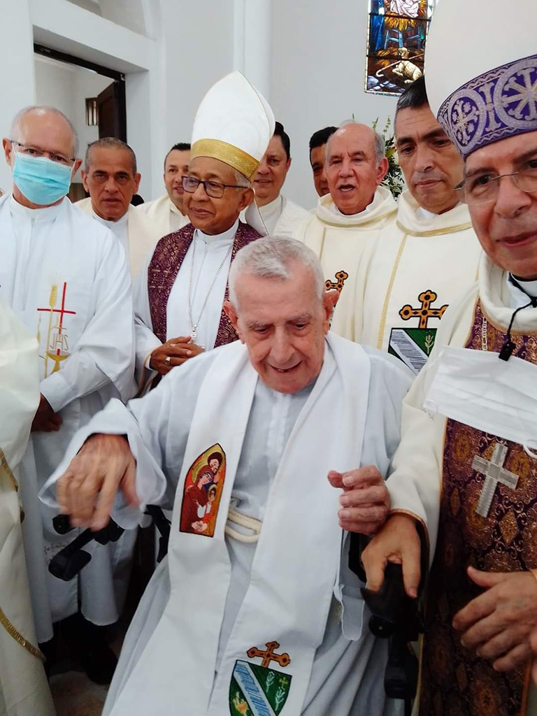 Sentado en el centro de la fotografía, Gumersindo Domínguez, sacerdote misionera en Colombia y natural de Cabral.