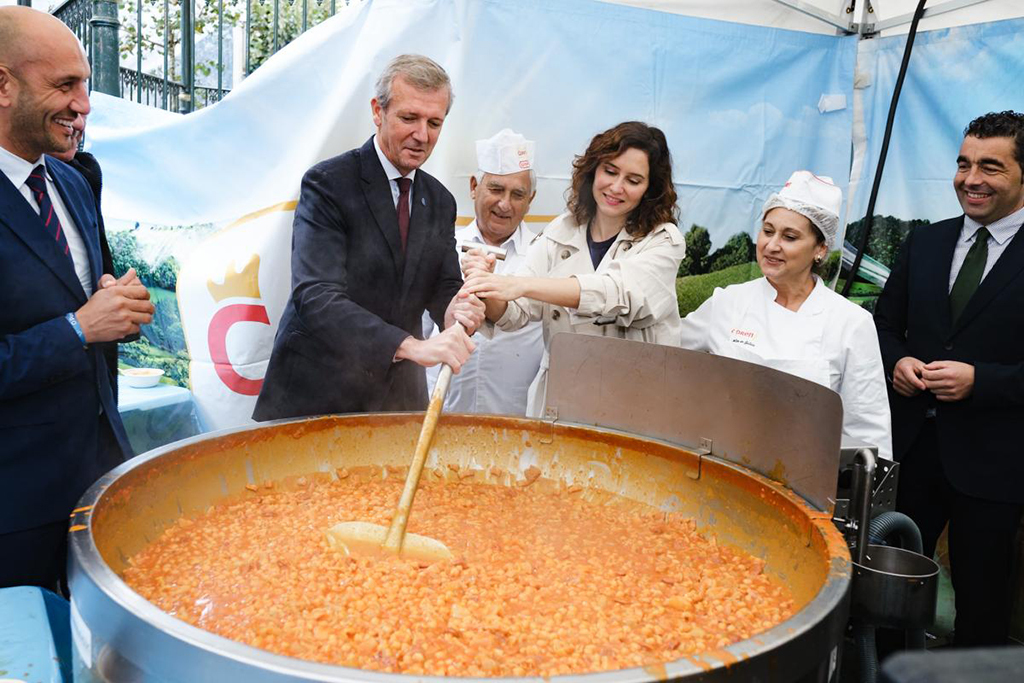 Ayuso y Rueda remueven la gigantesca tartera donde se cocinan callos.