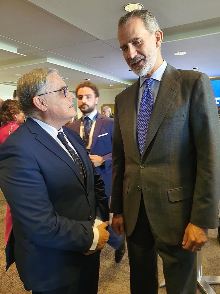 Alberto Barciela con el Rey Felipe VI, en el Foro La Toja.