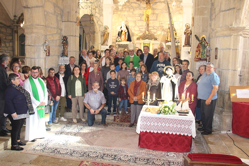 Na igrexia de Santiago de Tortoreos o bispo cos feligreses trala ceremonia.