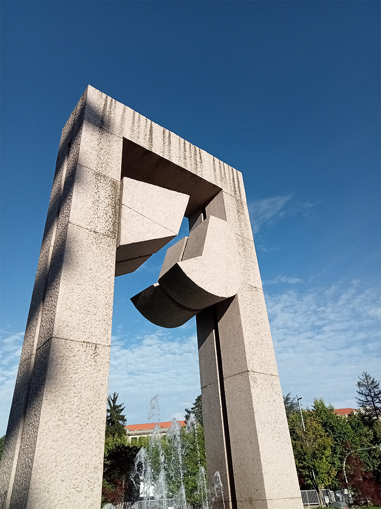 Monumento da praza de América, en Vigo, do escultor Silverio Rivas. M. ESTÉVEZ.