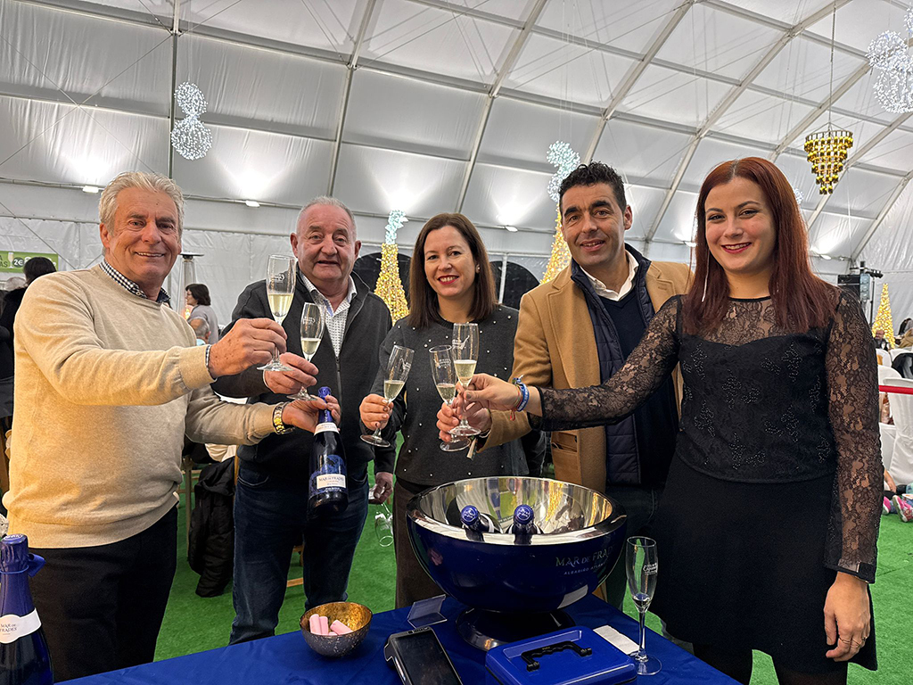 Luís López con los organizadores del evento este sábado.