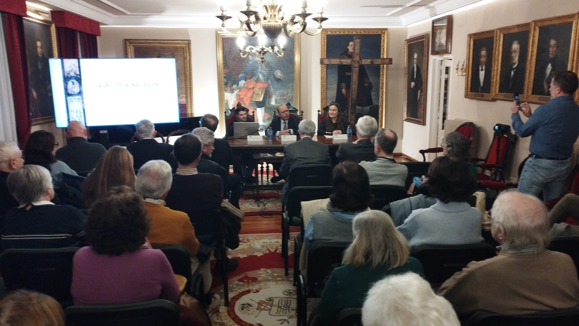 Aspecto del salón durante la conferencia.