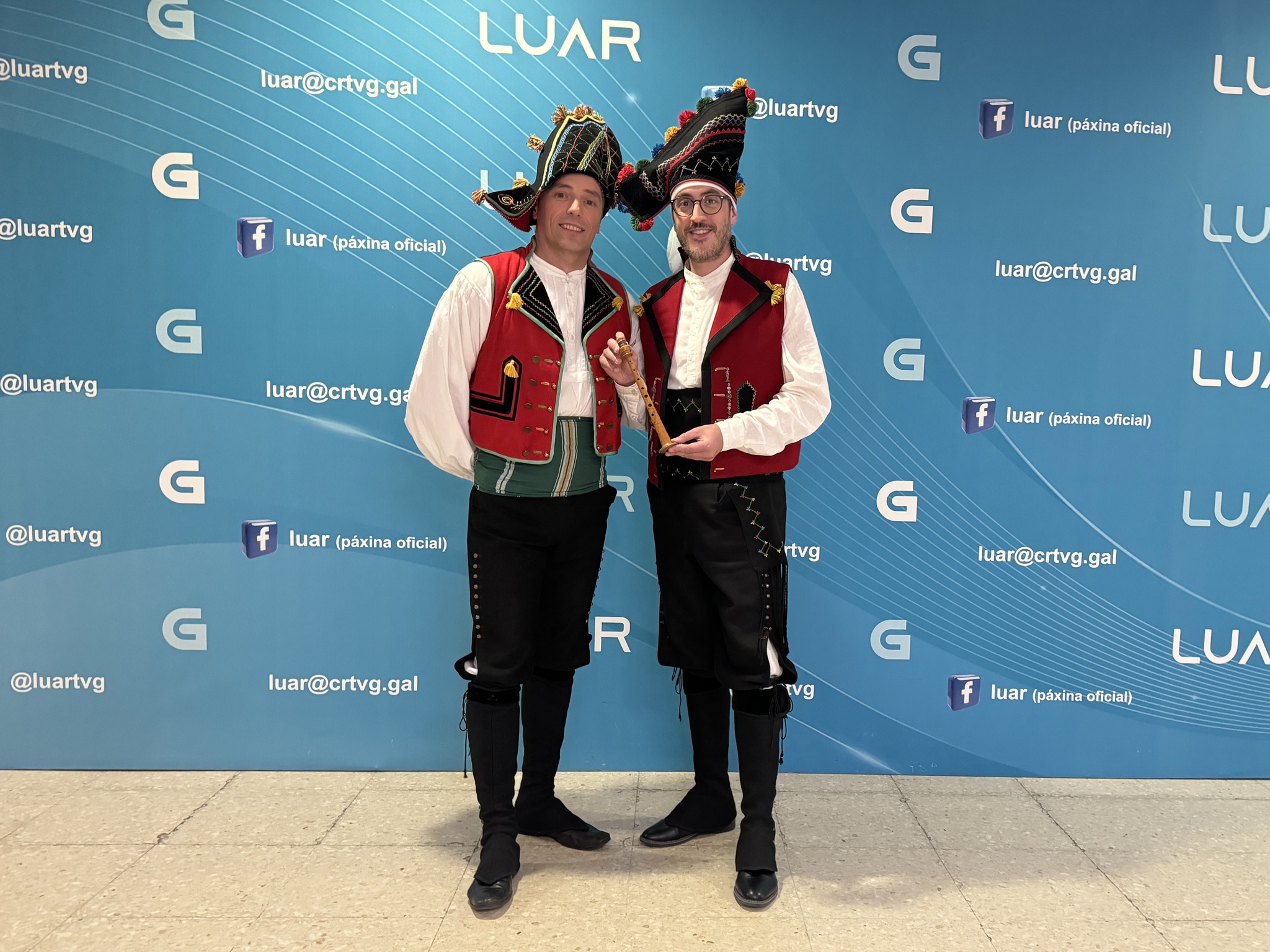 Alberto Costas e Rubén Troitiño cun dos punteiros orixinais de Avelino Cachafeiro.