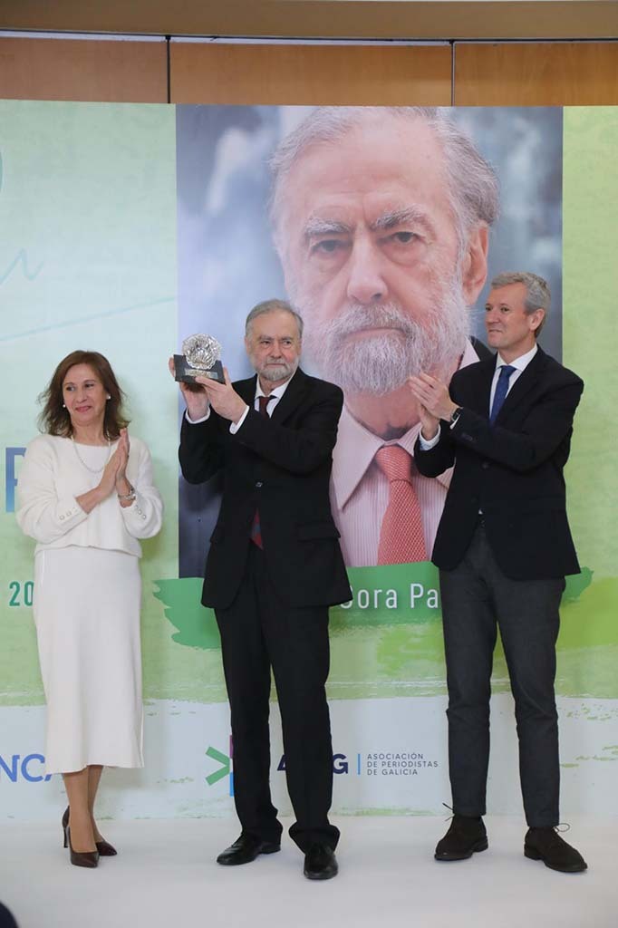 De Cora recibió el galardón de manos del presidente de la Xunta, Alfonso Rueda, y de la presidenta de la APG, María Méndez.