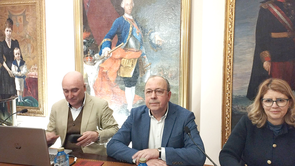 La profesora titular de Historia del Arte de la USC, Marta Cendón, fue la encargada de presentar a Monterroso Montero, en una mesa que condujo el presidente de la Real Sociedad Económica compostelana, Francisco Loimil Garrido.