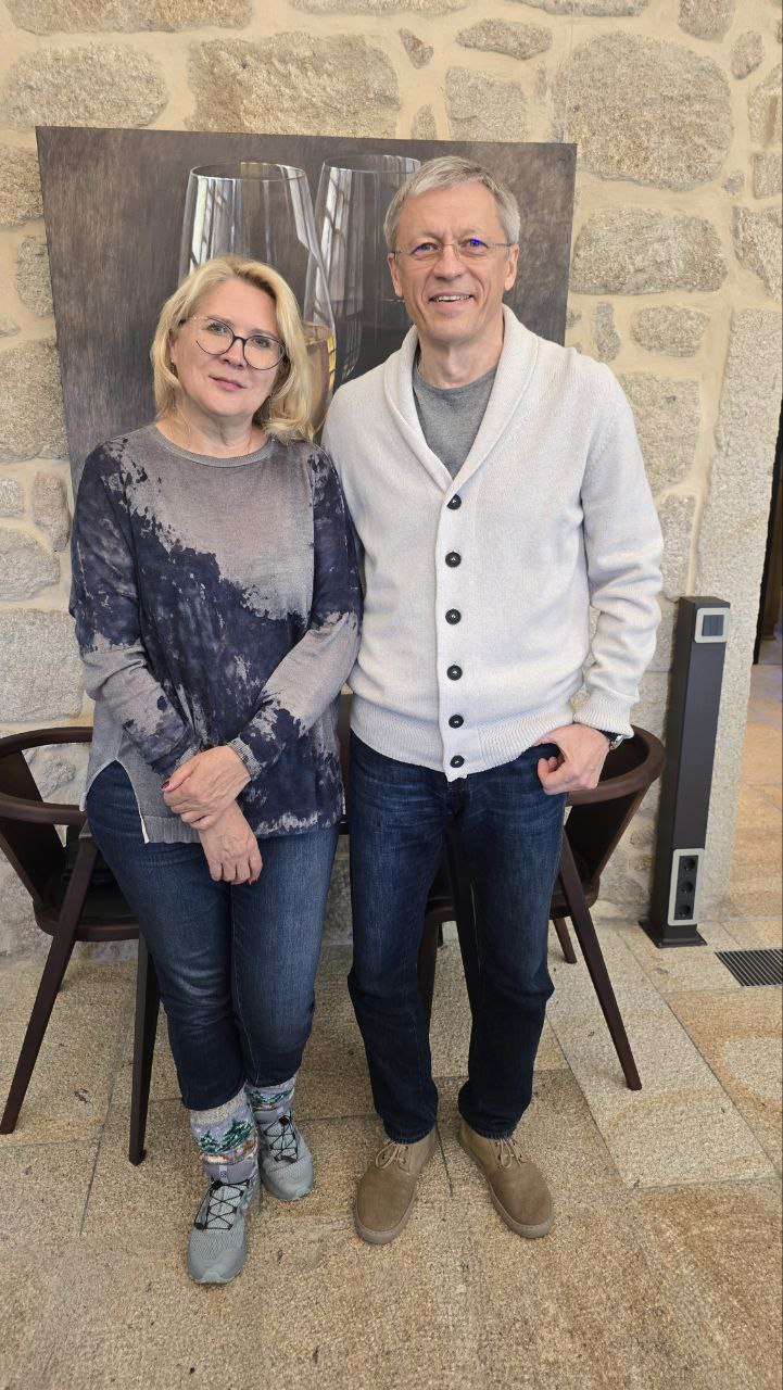 Ella con Sergey, propietarios de Vinte Quinta da Boavista, en Ponte de Lima.