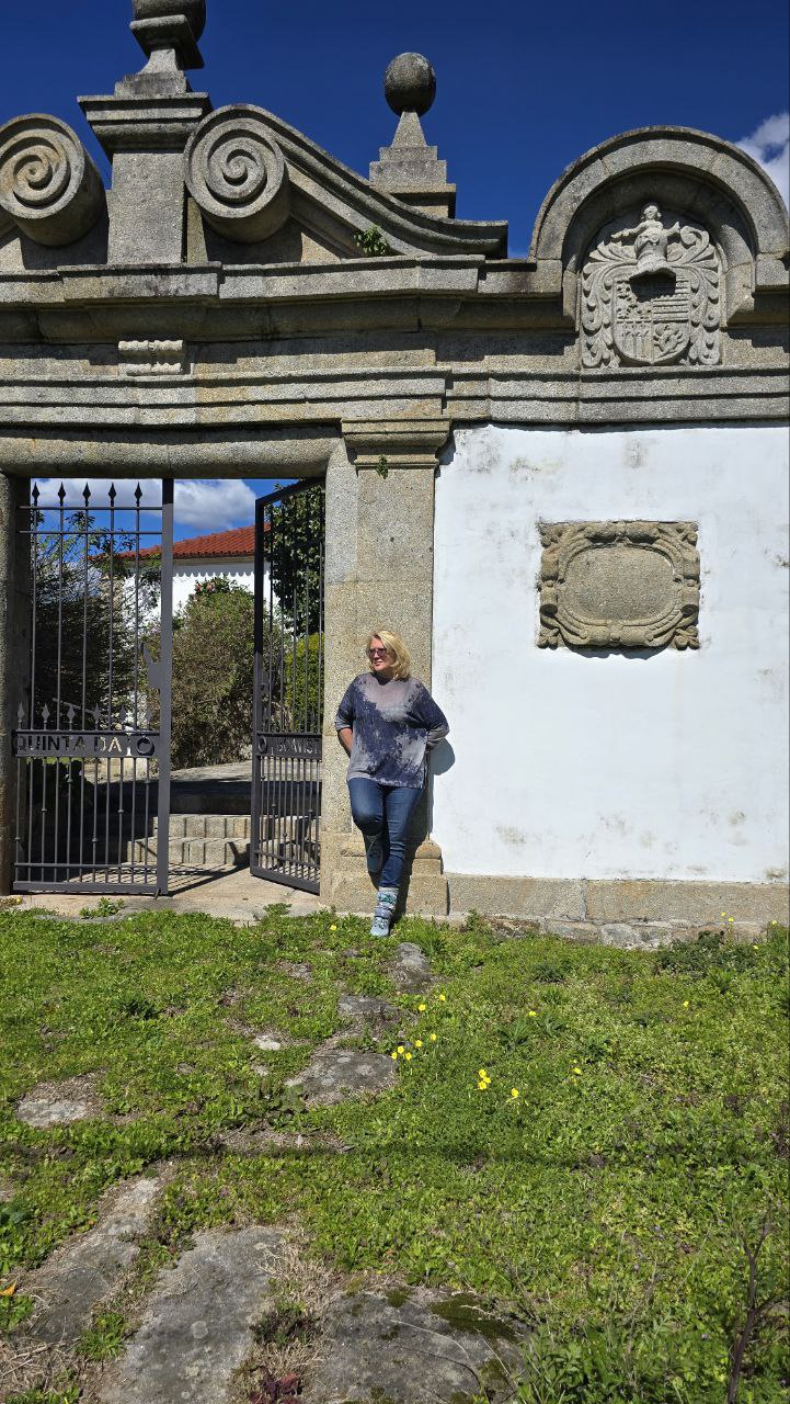 Ella en la entrada más antigua de la quinta.