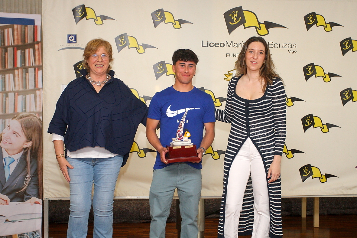 Pérez entre Carmen Latorre y Carmela Pazó (medios)