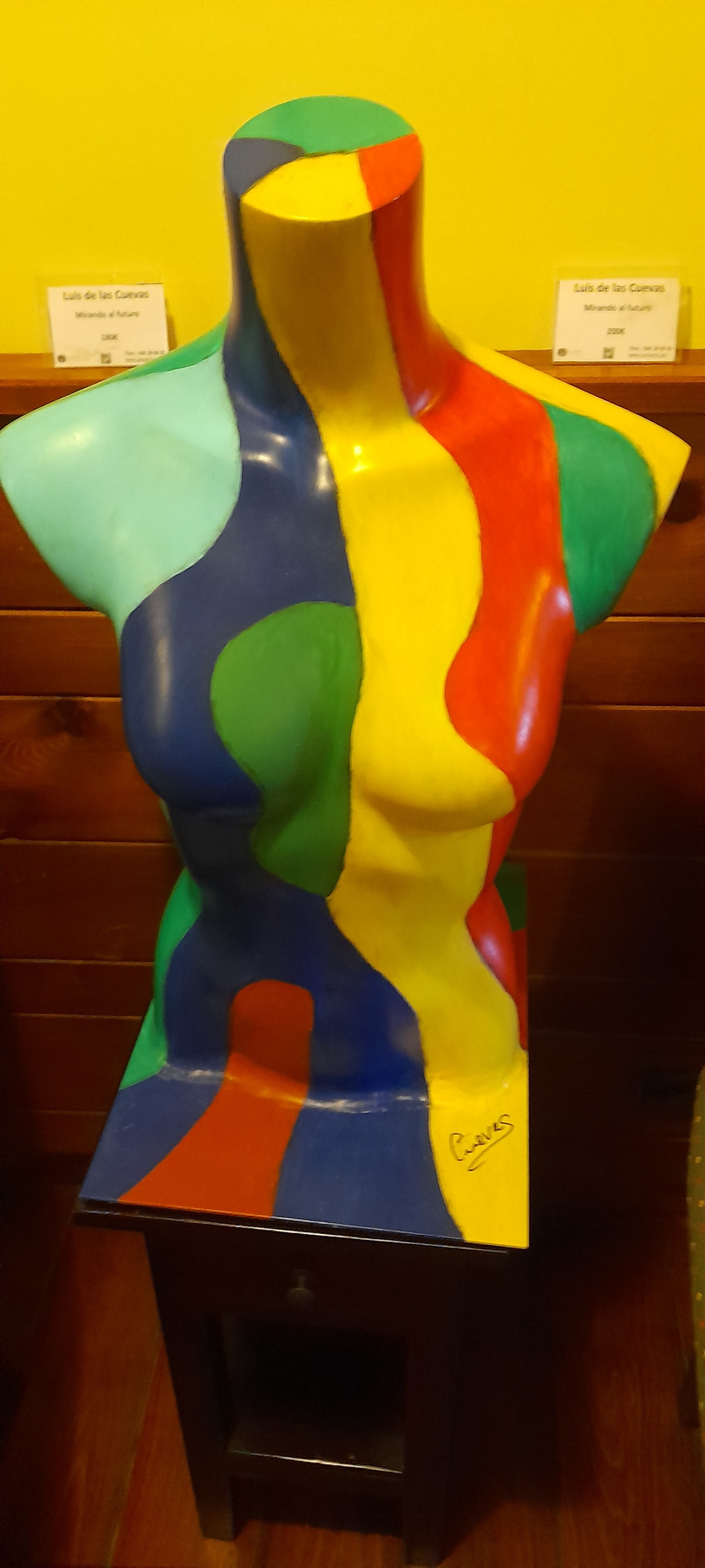 Figuras humanas emergen, narrando la particular visión del artista.