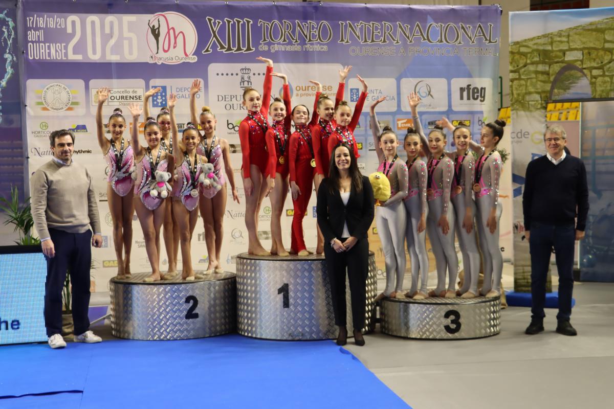 Deportistas de gimnasia rítmica y autoridades.