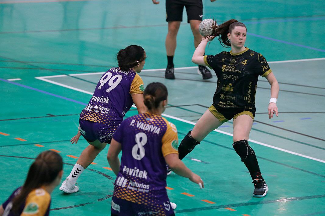 Carolina Bono, armando el brazo derecho en circulación de balón bajo la atenta mirada de la defensa gijonesa. Fuente: cuenta de IG.