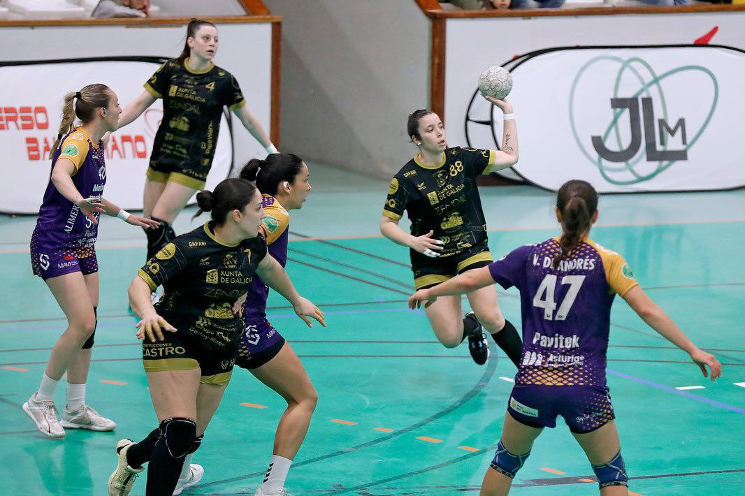 Las jugadoras del C. Orbe Zendal Bm Porriño, circulando el balón en ataque. Fuente: cuenta de IG (@bmporrino).