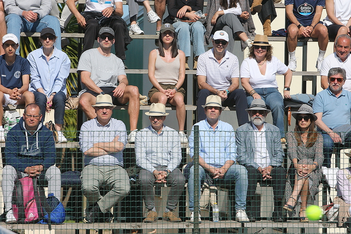 El público sigue la evolución de la bola.
