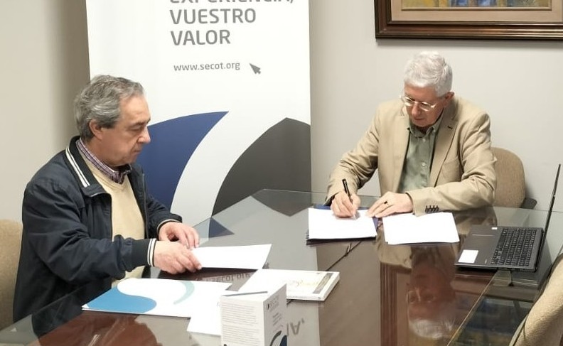 José Ángel Otero (izda.) y Ramón Santorio firman el convenio.