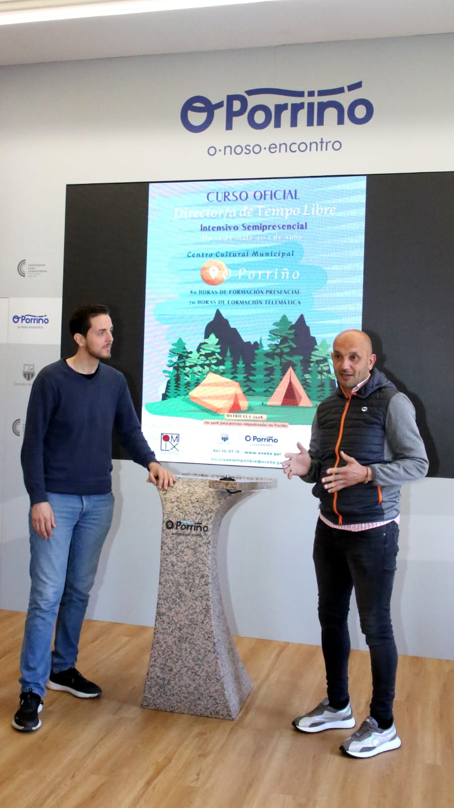 O alcalde, Alejandro Lorenzo, co concelleiro de Xuventude, Antonio Barros.