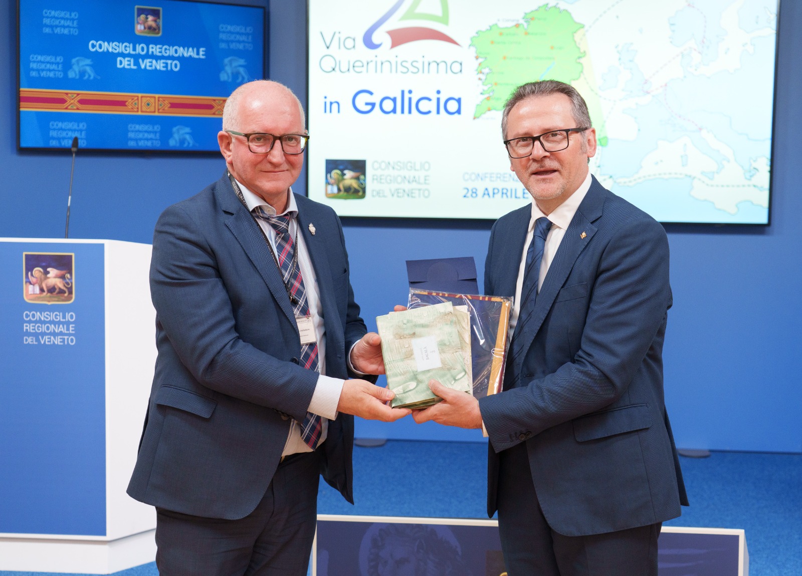 Roberto Ciambetti (Presidente del Consiglio Regionale del Veneto) y Santiago Freire (Alcalde de Noia) formalizan la colaboración entre ambas regiones en la presentación del catálogo.