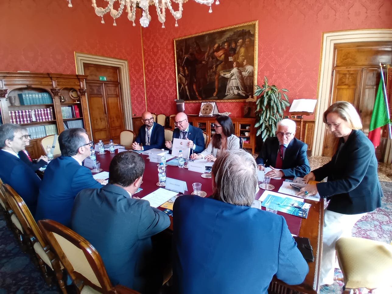 Intercambio de perspectivas: Los participantes dialogan sobre el valor histórico y turístico de la ruta marítima jacobea.