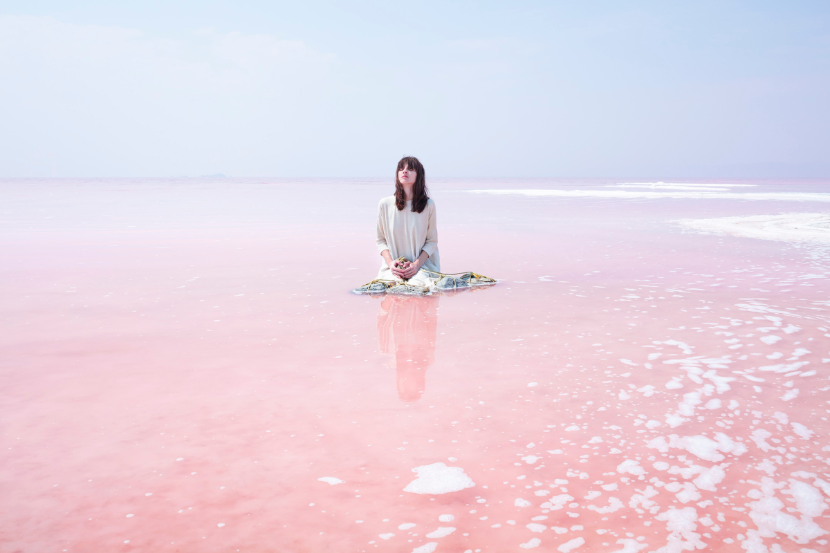 Soledad Córdoba inaugura en Cartagena una exposición donde la mujer y el paisaje se fusionan para explorar las profundidades del alma.