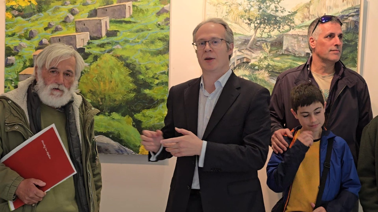 No acto de presentación da exposición estivo presente o propio Nemesio Castro, o muiñeiro retratado nun dos cadros, que representa a conexión viva entre o territorio, a memoria e o traballo tradicional. Tamén asistiron o alcalde da Guarda, Roberto Carrero, o concelleiro de Cultura, Celso Rodríguez, e varios dos artistas que participan na mostra.