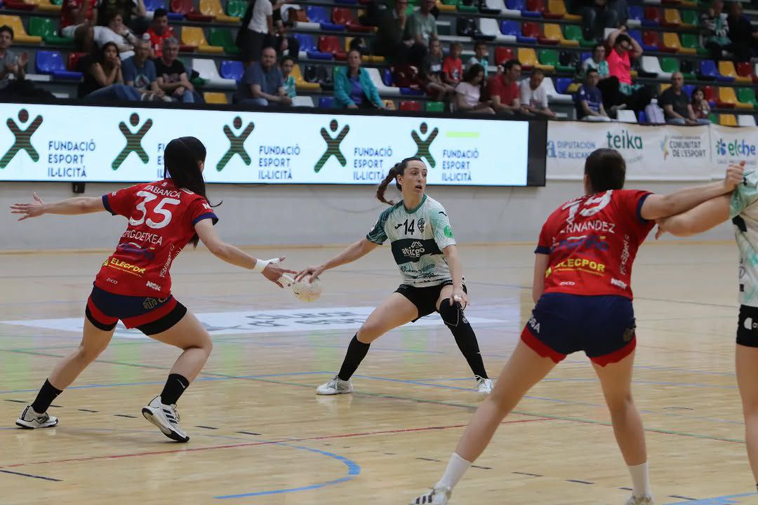 Maddi Bengoetxea y Aroa Fernández, jugadoras del C. Orbe Zendal Bm Porriño, defendiendo a sus respectivos pares rivales. Fuente: cuenta de IG (@cbm_elche).