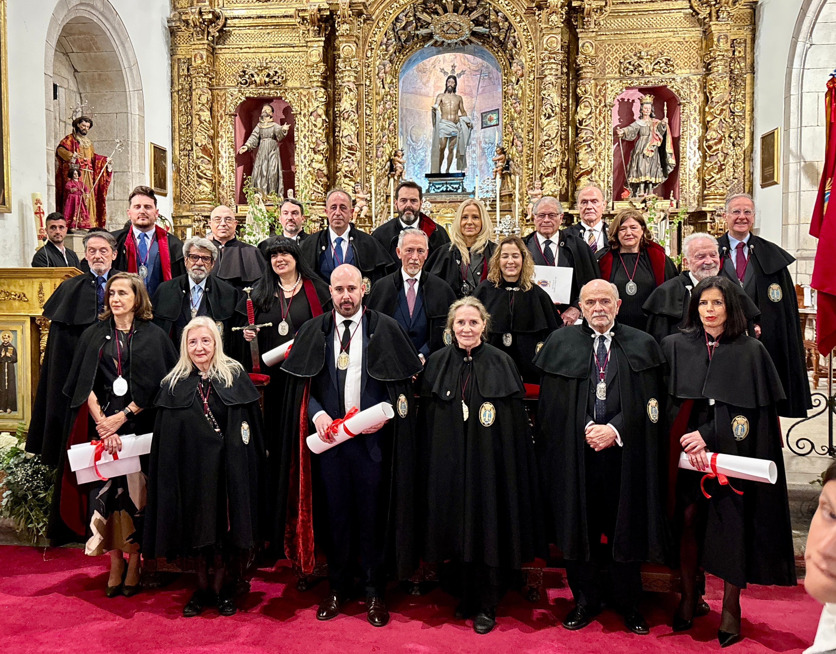 Novos cabaleiros da Real Orde de María Pita tras a súa investidura.