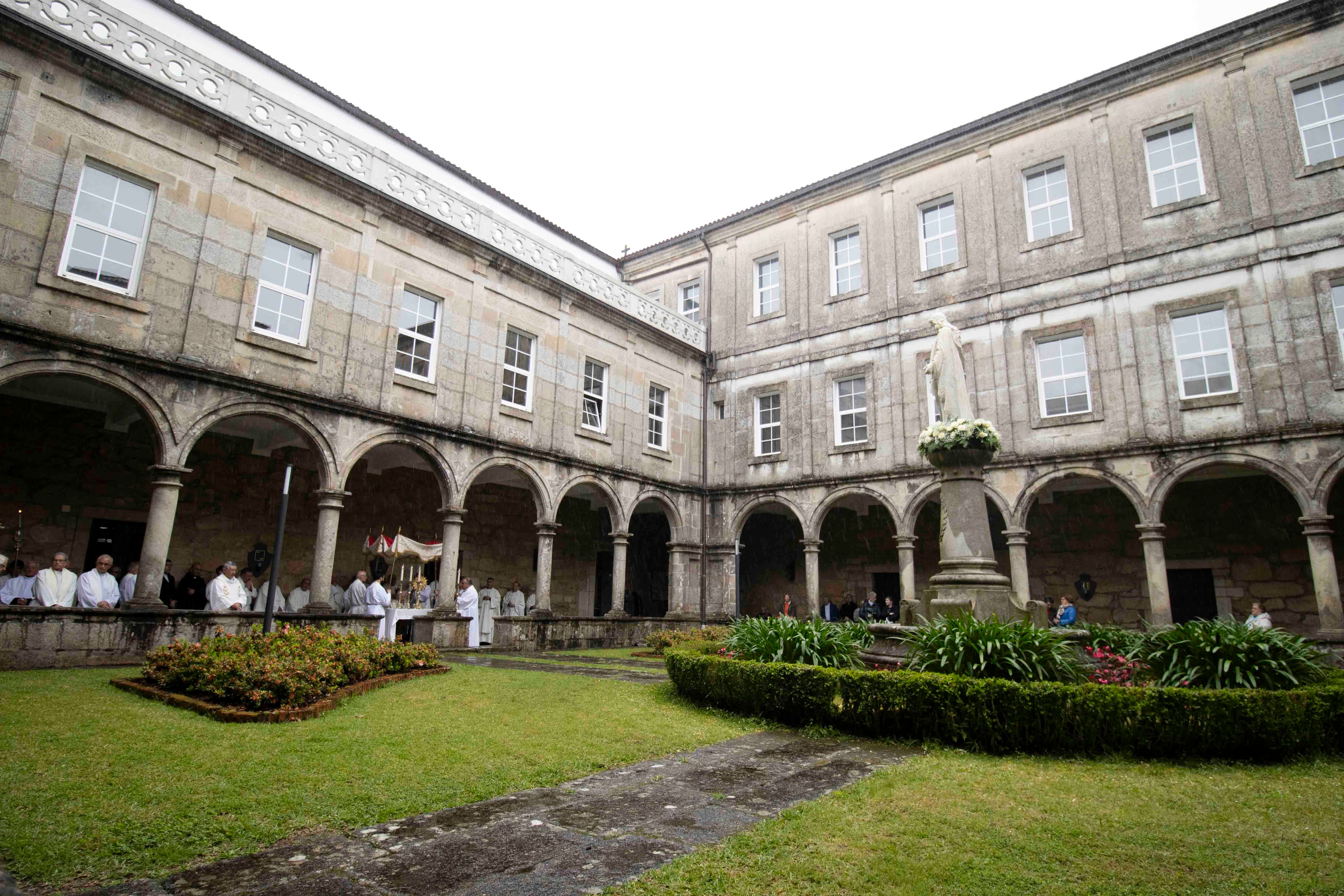 Momento de adoración eucarística, ante la imagen del Sagrado Corazón de Jesús. Allí, se renueva la consagración del Seminario al Corazón de Jesús y se canta el himno. ARCHIVO.