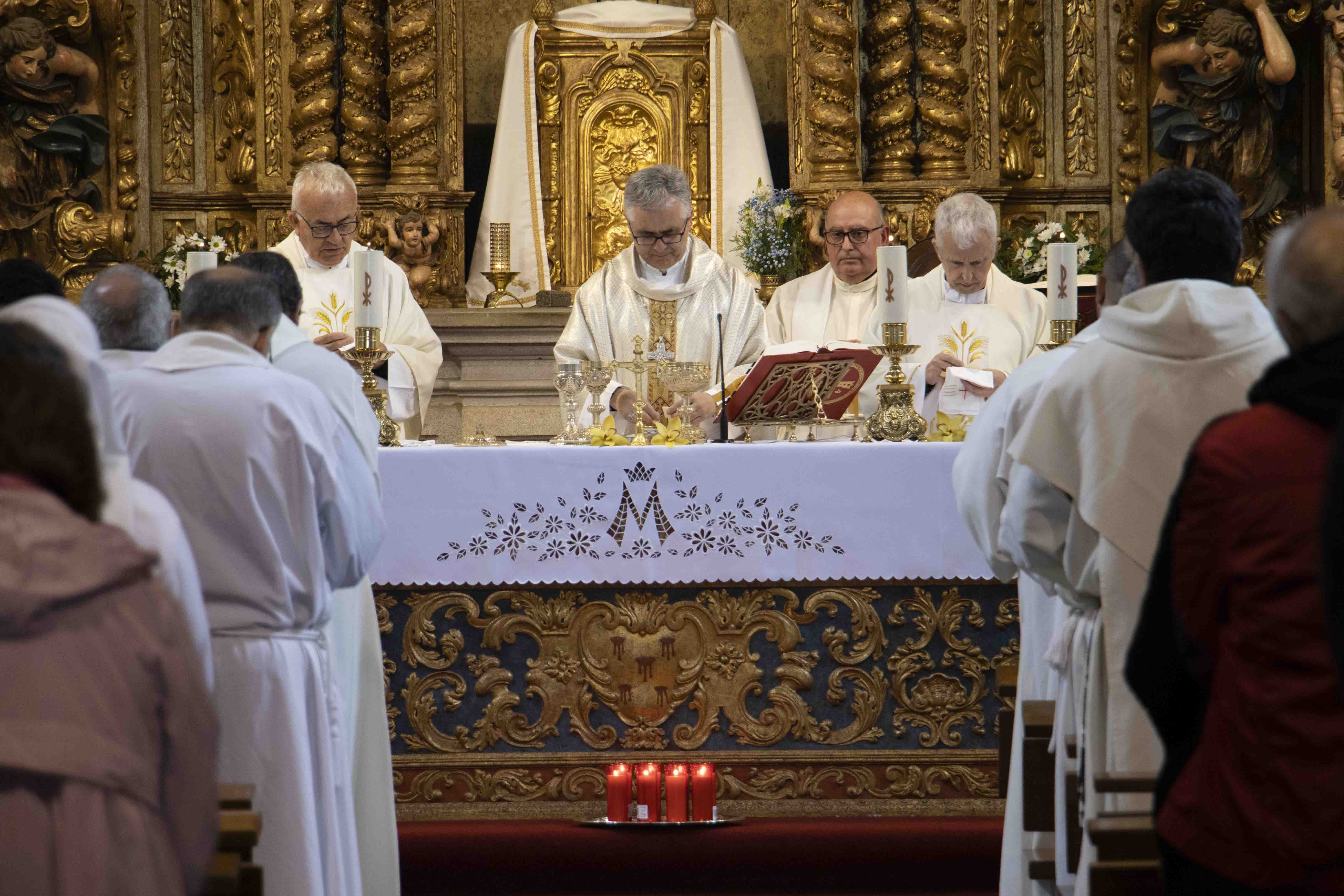 Monseñor Valín preside en Tui una emotiva jornada de renovación y homenaje sacerdotal.
