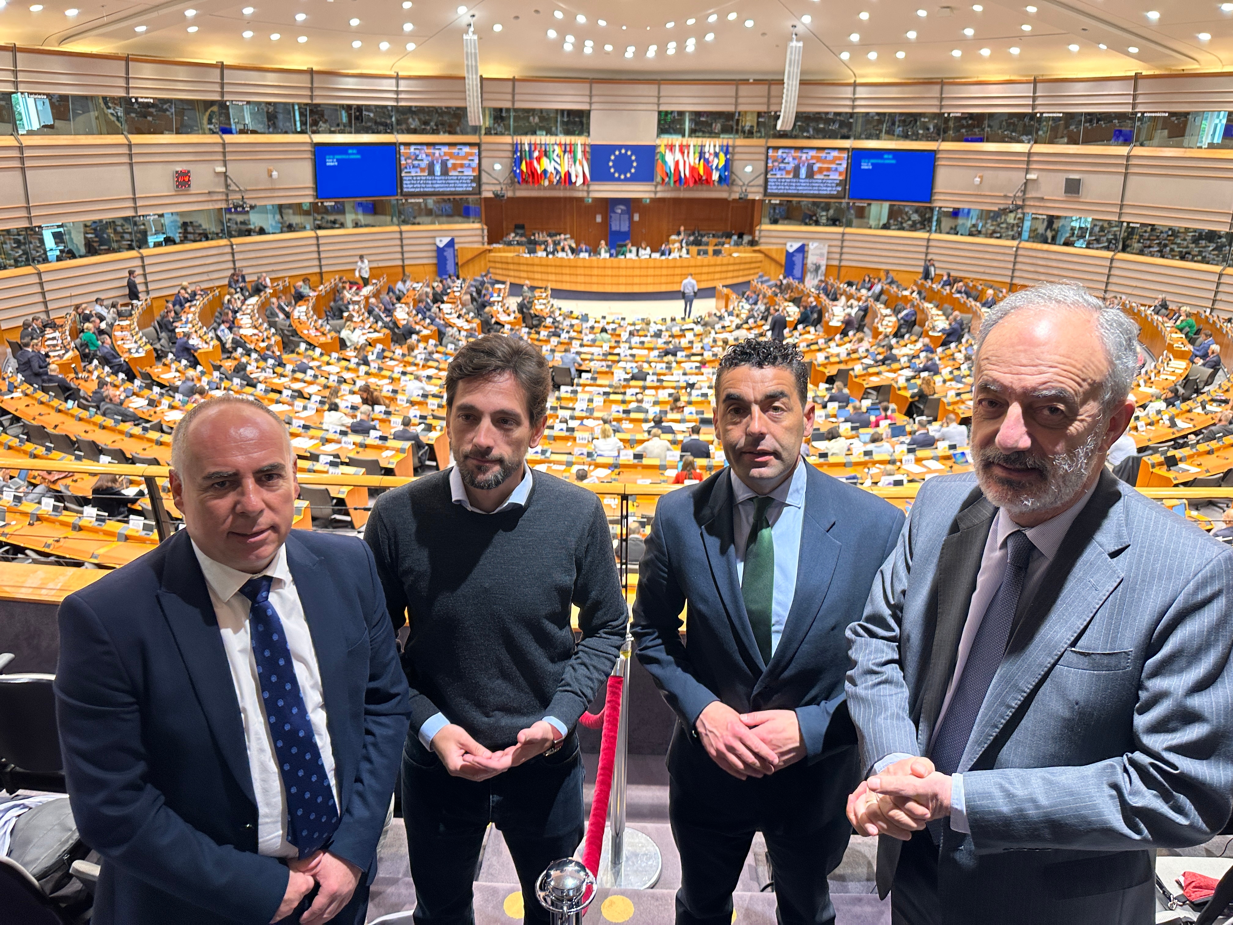 O presidente Luis López durante o seu encontro con eurodeputados no Parlamento Europeo, defendendo unha xestión máis áxil dos fondos da UE para as entidades locais.