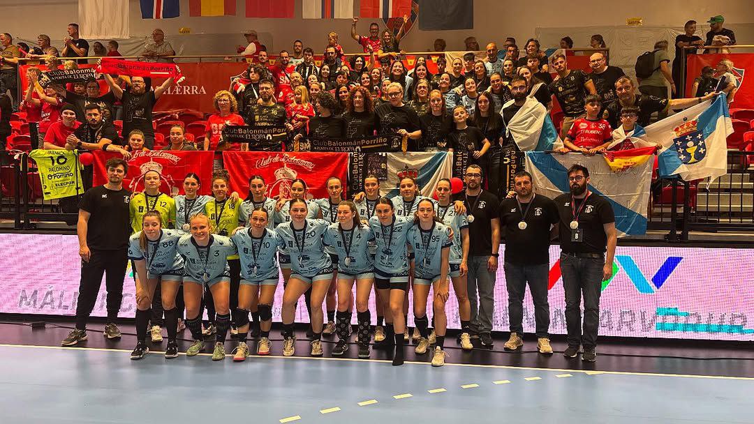 Jugadoras y cuerpo técnico del C. Orbe Zendal Bm Porriño, recibiendo sus medallas de subcampeonas en la ceremonia de premios. Fuente: cuenta de Instagram ( @bmporrino ).