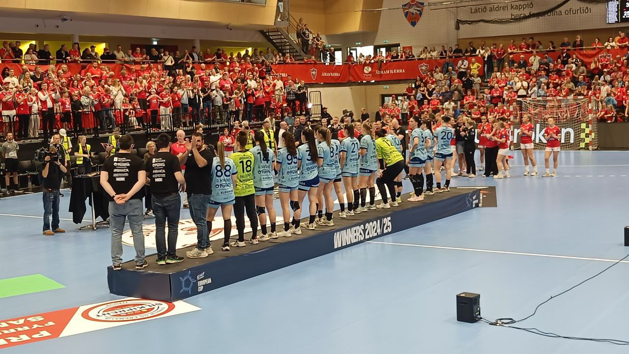 Jugadoras del C. Orbe Zendal Bm Porriño, recibiendo sus medallas de subcampeonas. Fuente: Jorge Palomino Delgado.