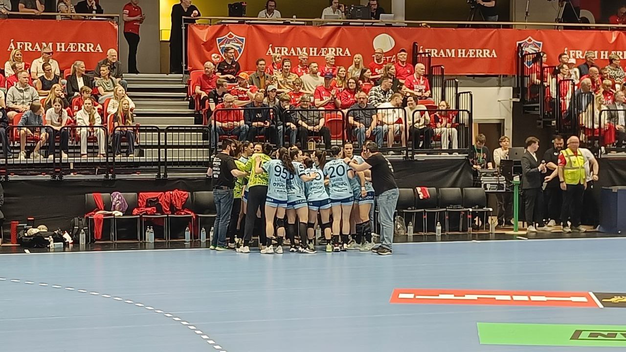 Previa del partido y calentamiento de jugadoras. La afición, tanto local como visitante, calentando el ambiente para el inminente espectáculo. Fuente: Jorge Palomino Delgado.