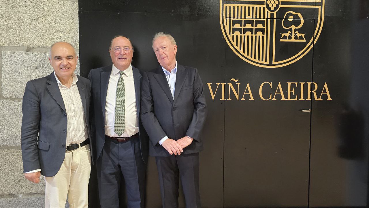 Carlos Moro y Luís Vazquez, antiguo propietario de la bodega, con el director de DL-G, Roberto Ledo.