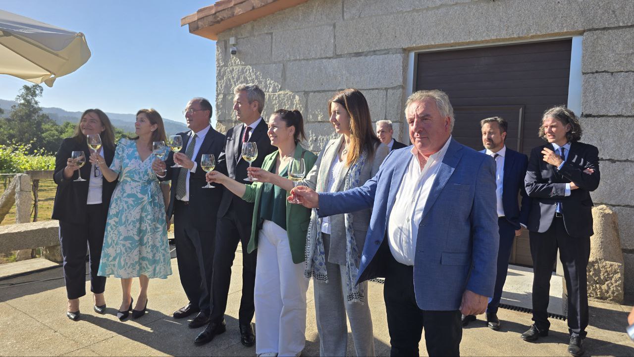 En la inauguración de la bodega Viña Caeira, en Pesqueiras, Salvaterra de Miño, con Esperanza y Carlos Moro, propietarios, inaugurada por el presidente de la Xunta, Alfonso Rueda, la conselleira de Medio rural y la alcaldesa de Salvaterra.