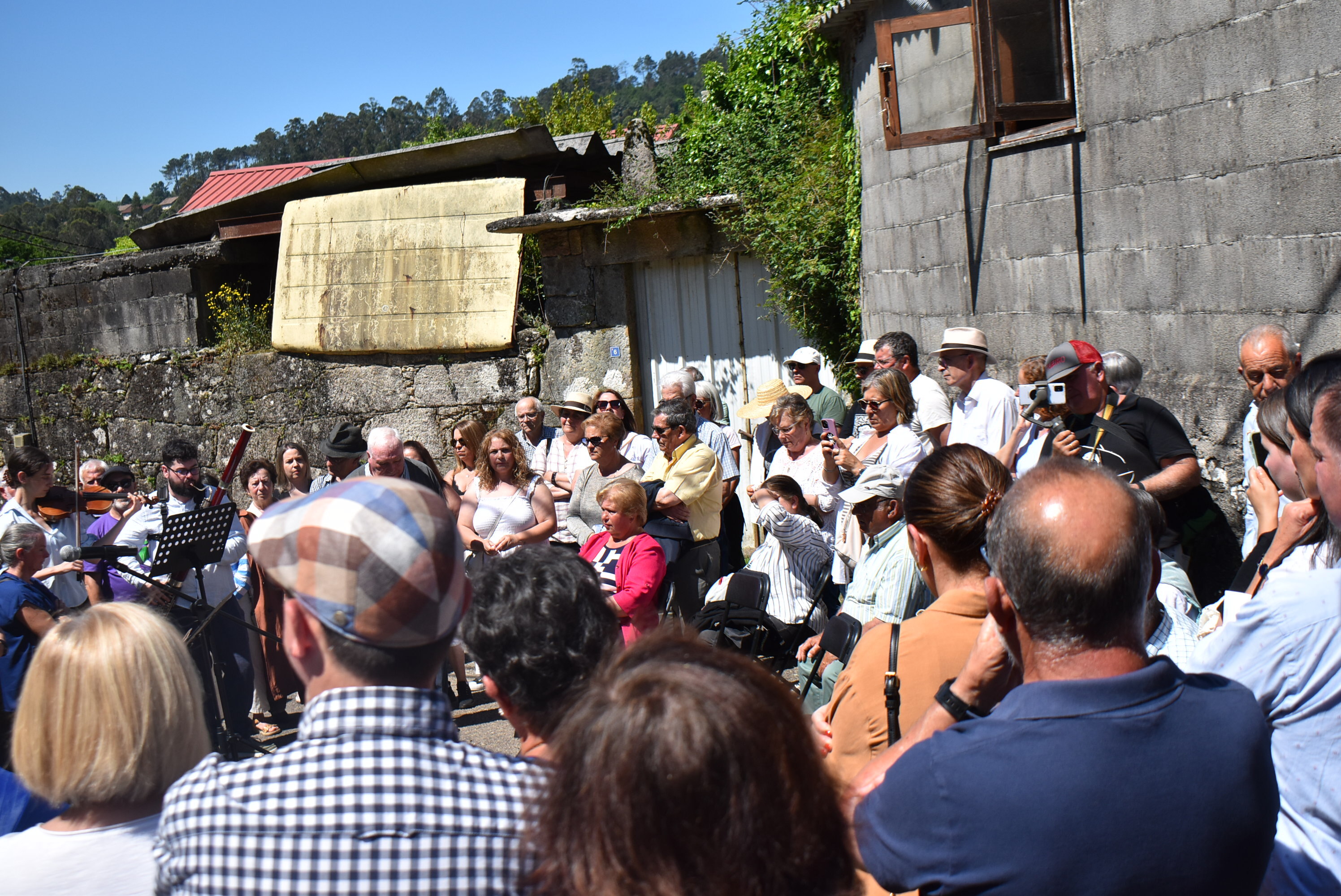 A alcaldesa de Mos, xunto a concelleiros e familiares, participou hoxe nunha sentida homenaxe a Florentina Fernández "Cataplina", vítima da represión, co descubrimento dunha placa na que foi a súa vivenda.