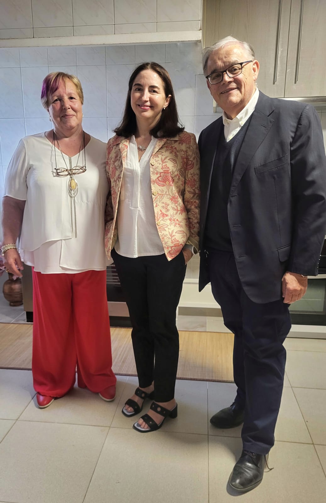 Carmiña Rial y Elena Arzak con Alberto Barciela.