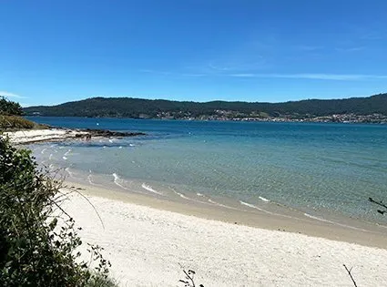 Mexilloeira: un rincón secreto en la Ría da Estrela donde la tranquilidad y la belleza se fusionan, con sus icónicos columpios frente al mar.