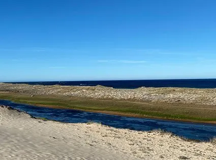 Da Lagoa: Un placer visual de dunas sinuosas y lagunas salpicadas, parte de las 'Lagunas de San Pedro' en la Red Natura 2000.